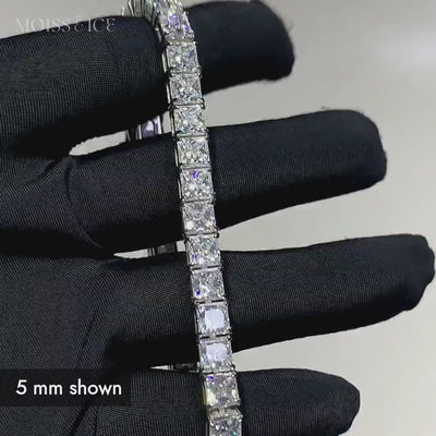 Close up video of a princess cut moissanite tennis chain showing the sparkle and shine, and build quality by Moiss and ice Canada